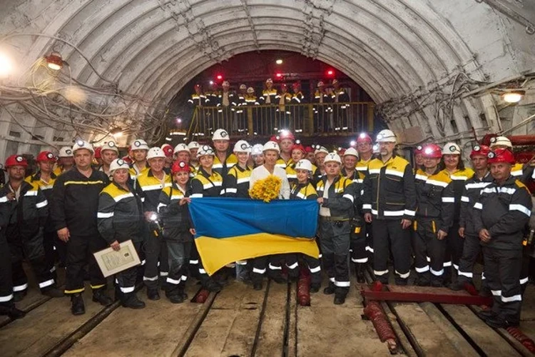 Святослав Вакарчук під час імпровізованого концерту для шахтарів ДТЕК під землею на глибині 480 метрів