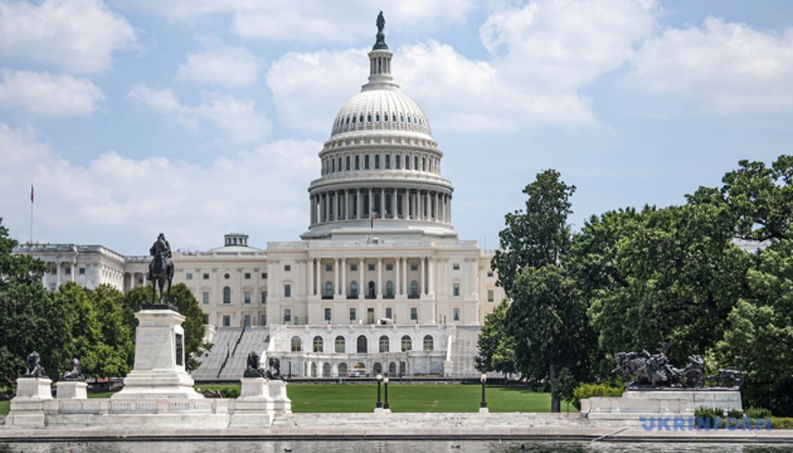 Будівля Сенату США на тлі схематичного зображення санкційного пакета