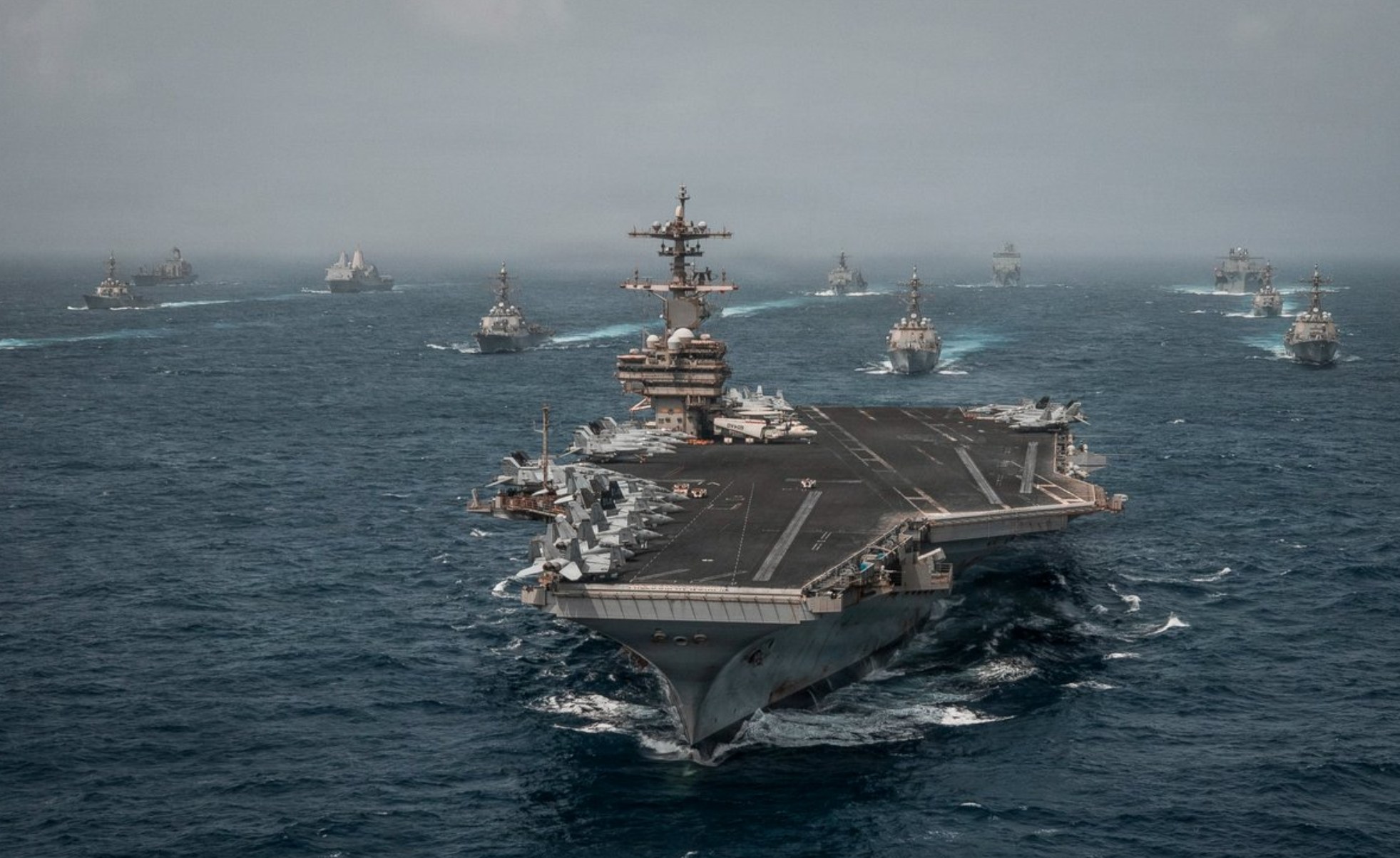 Авіаносець Військово-морських сил США на тлі морської акваторії Близького Сходу (ілюстративне фото)
