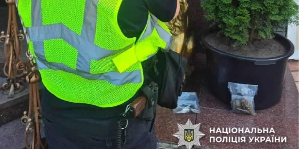 Поліція Києва повідомляє про вилучені гранати та запал, знайдені в куртці біля ресторану у Дніпровському районі Києва