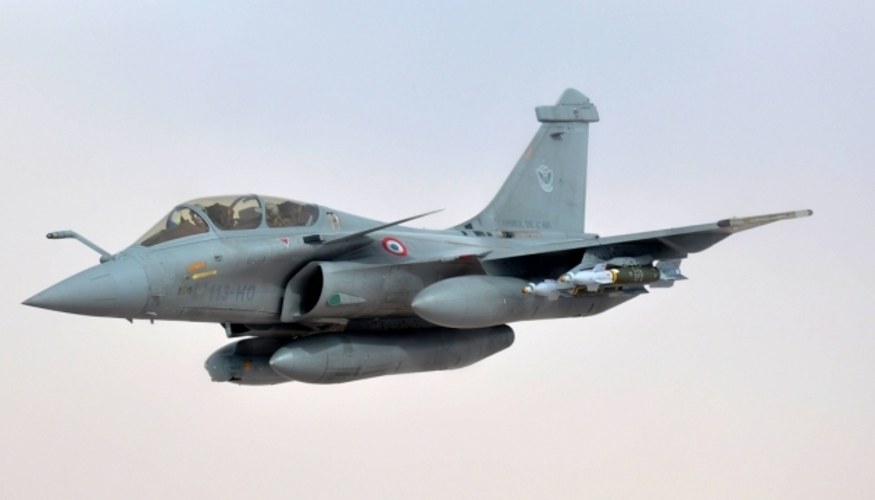 Французький винищувач Rafale здійснює дозаправлення в повітрі від французького літака-заправника під час спільного тренування