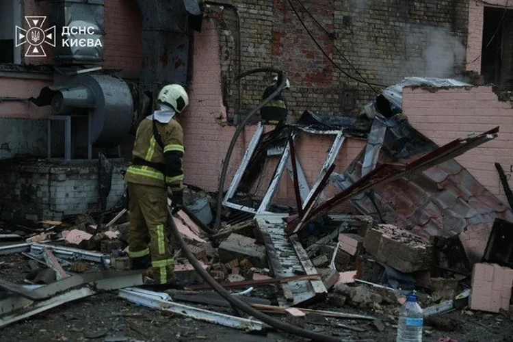 Наслідки удару в Києві: пожежі в житлових і нежитлових будівлях, пошкоджені автомобілі, вирва у сквері, рятувальники на