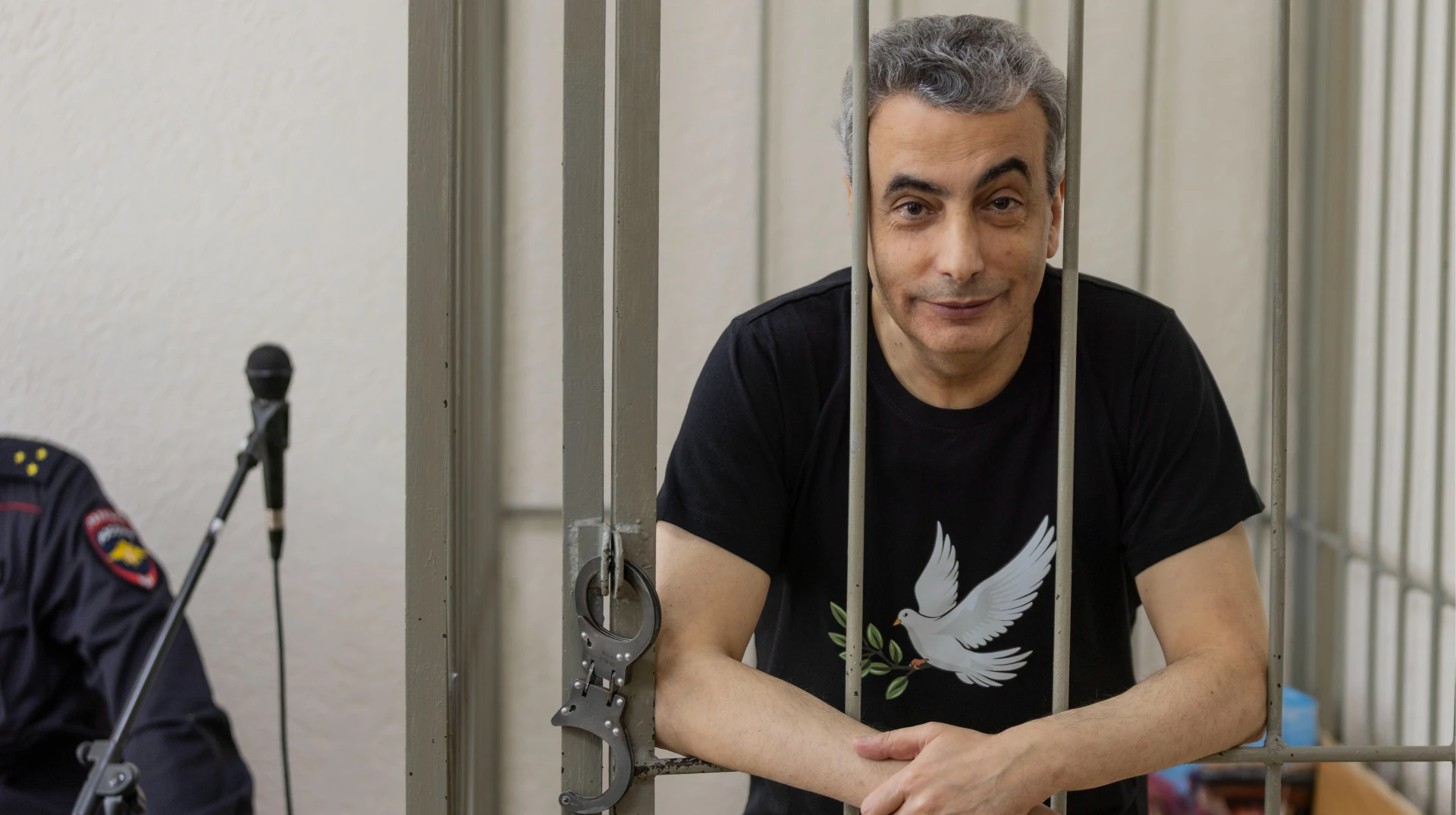 Заступник голови партії «Яблуко» Лев Шлосберг, якому Псковський суд призначив 11 років і 1 місяць колонії за пости у
