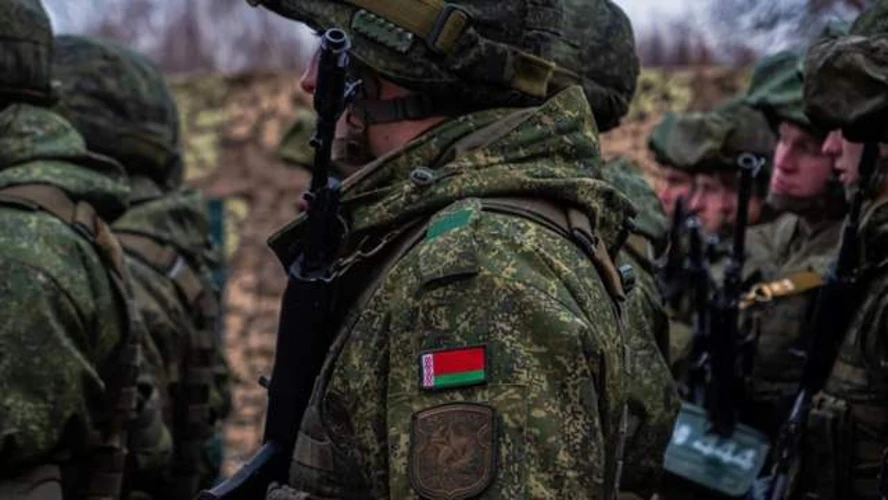 Колаж із зображенням підрозділу, що формуватиметься поблизу Гомеля за 40 кілометрів від кордону з Україною