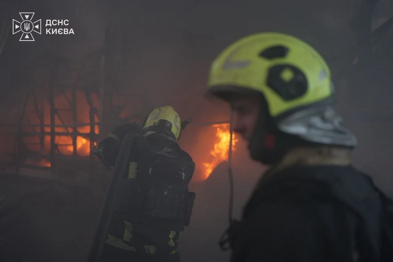 Рятувальники працюють на місці удару біля пошкоджених багатоповерхівок у Солом'янському районі Києва