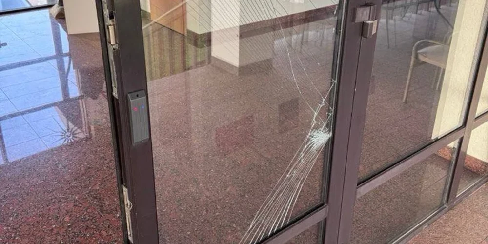 Вирва та пошкоджені двері будівлі посольства Литовської Республіки в Києві після нічної ракетної атаки 1 серпня 2026 року.