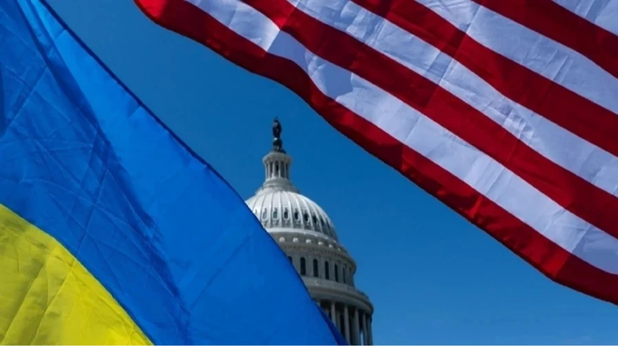 Дональд Трамп на тлі архівного фото, символіка співпраці США та України у сфері розвідки