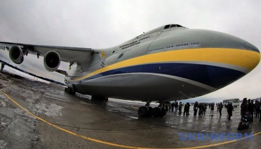 Злітна смуга аеропорту Лейпциг/Галле, поряд з українським Ан-124 стоїть дрон із прикріпленим пакунком вибухівки