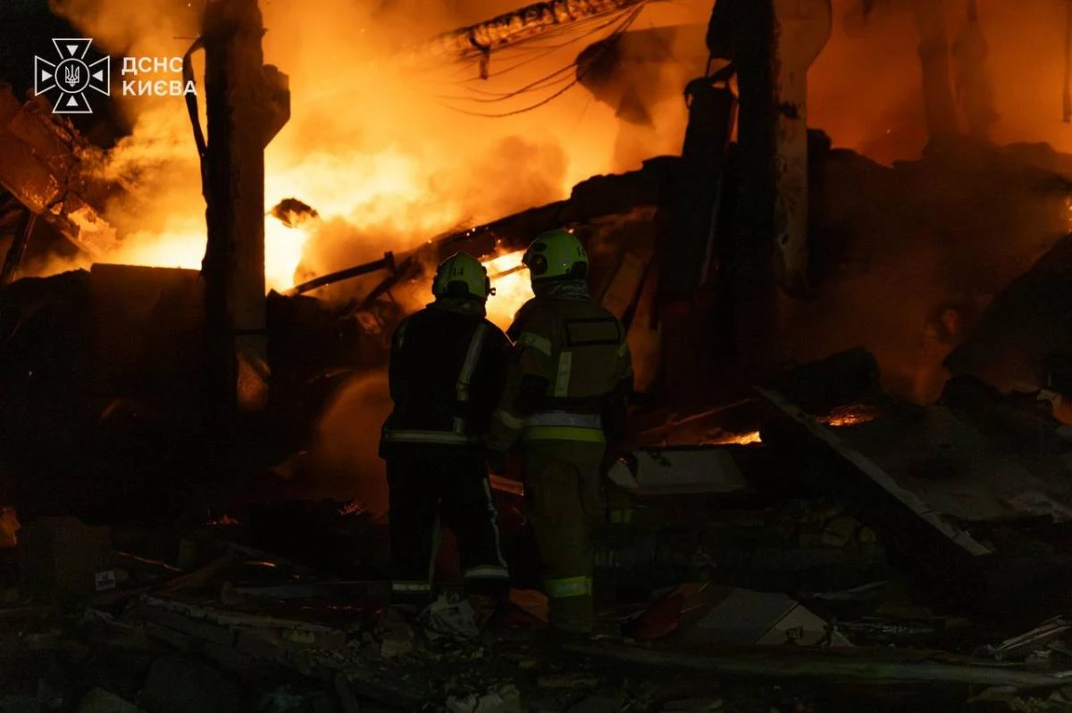 Наслідки нічної балістичної атаки 11 серпня у Шевченківському районі Києва: вирви біля дитячої лікарні та пожежа у