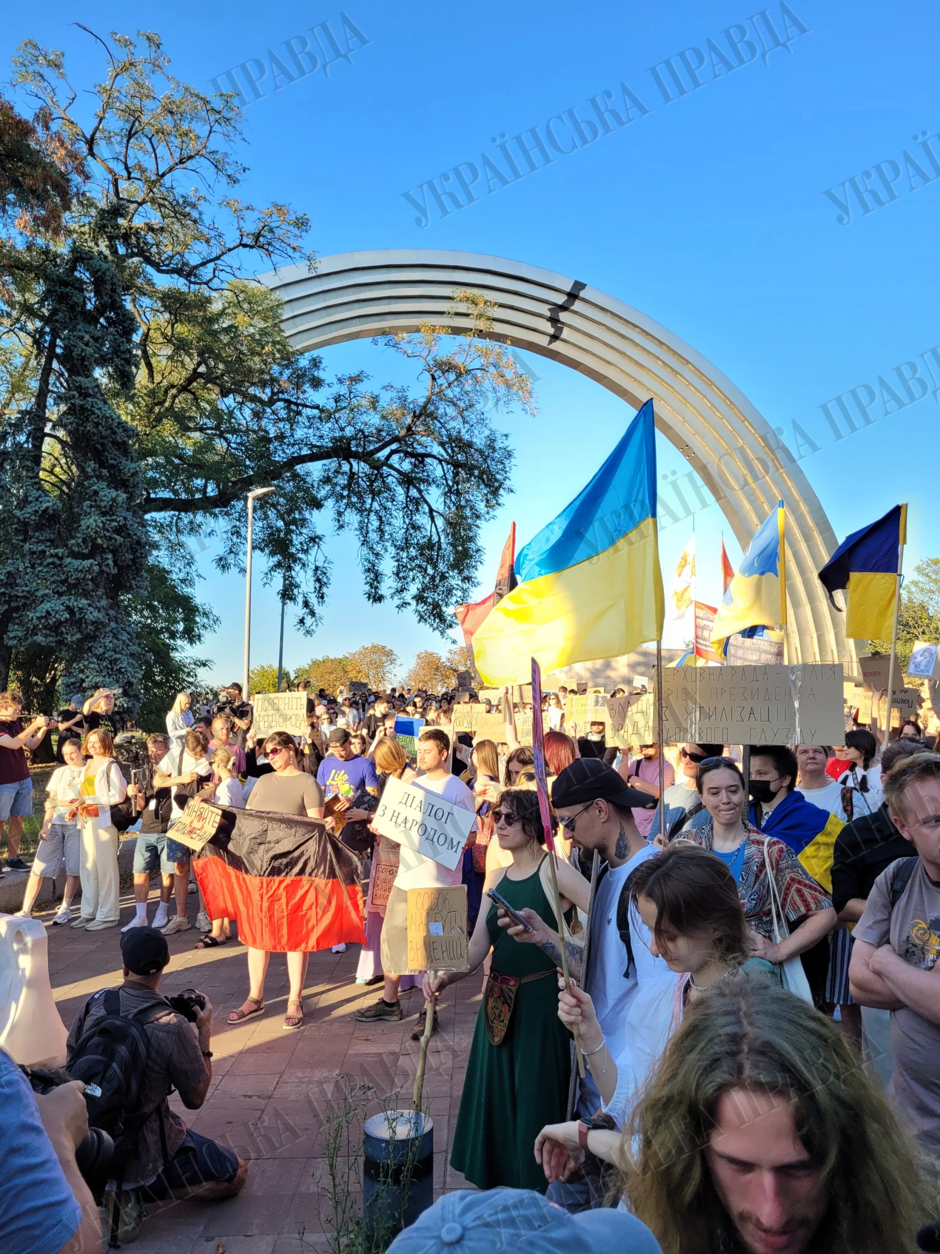 Сотні учасників протестної ходи тримають картонки з написами на підтримку Михайла Федорова під час маршу в центрі Києва.