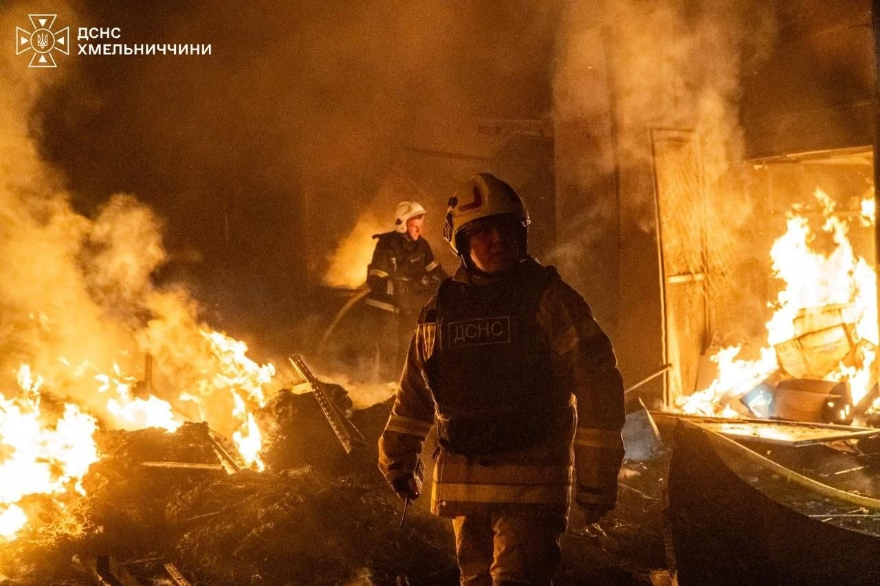Хмельницький після нічної атаки РФ: що відомо про чотирьох поранених рятувальників