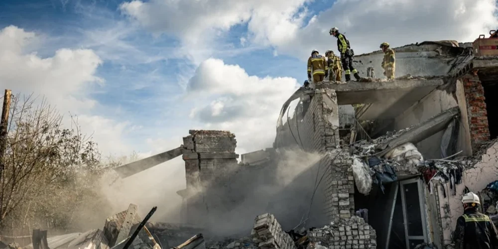 Наслідки удару КАБами у Слобідському районі Харкова 5 жовтня: пошкоджені багатоповерхівка та виробнича будівля, рятувальники