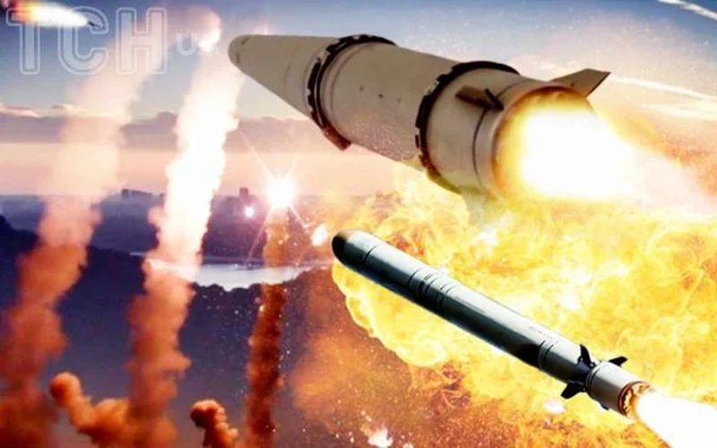 Наслідки удару на території гаражного кооперативу в Дарницькому районі Києва
